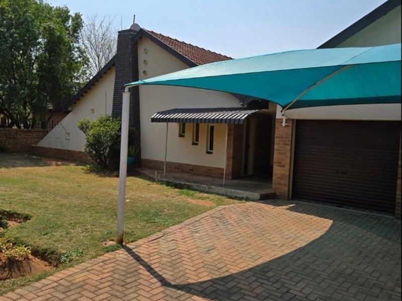 Family home with pool in Flamwood, Klerksdorp - Photo 1