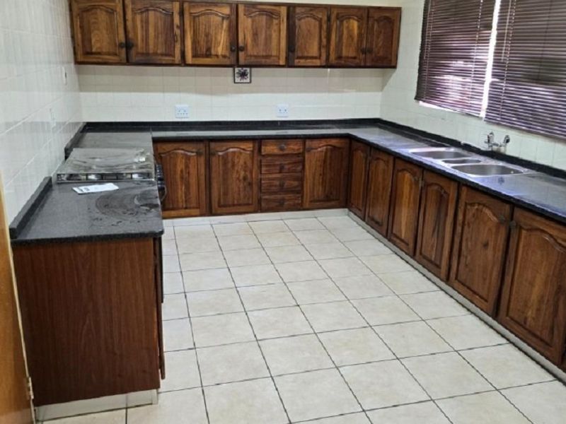 Family home with pool in Flamwood, Klerksdorp - Photo 6