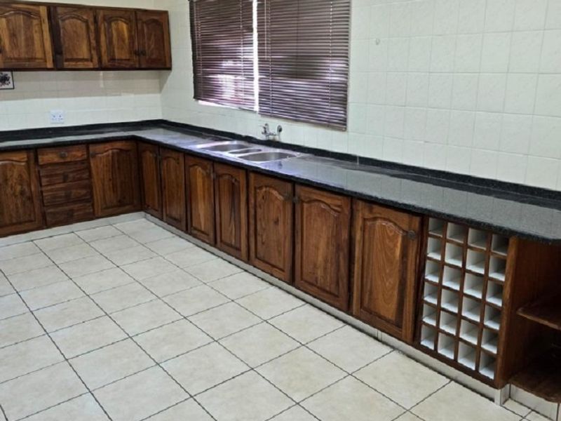 Family home with pool in Flamwood, Klerksdorp - Photo 7