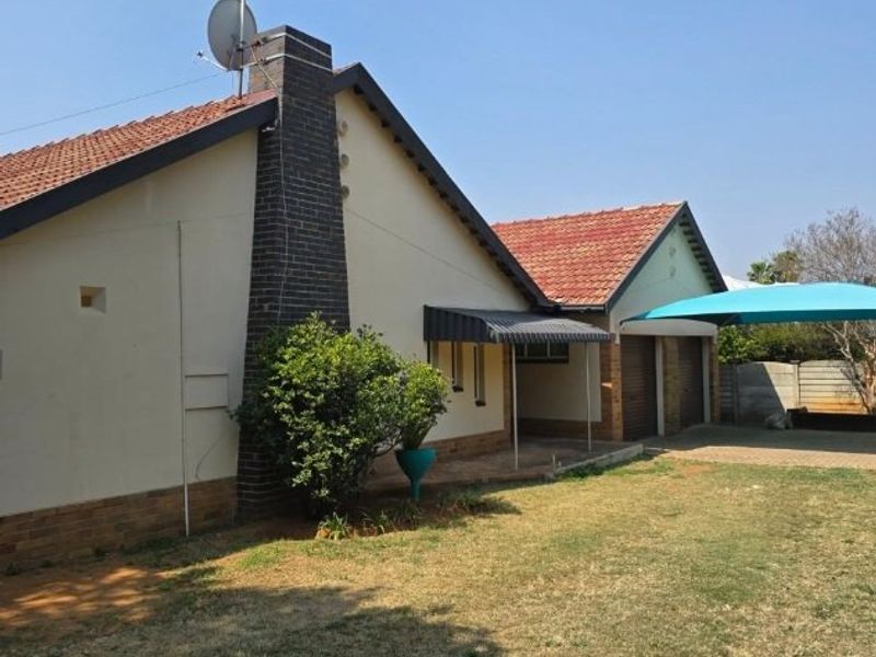 Family home with pool in Flamwood, Klerksdorp - Photo 3