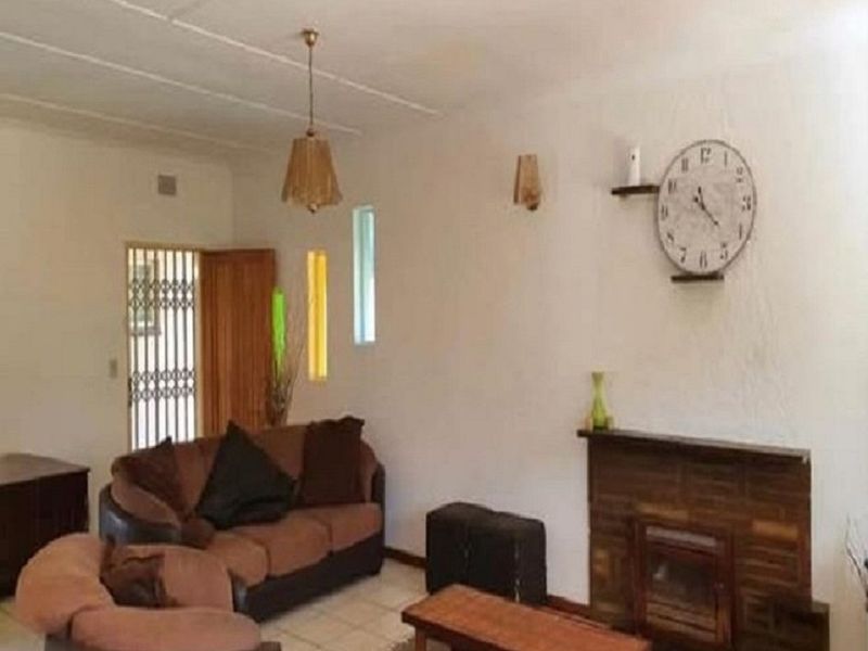 Family home with pool in Flamwood, Klerksdorp - Photo 4