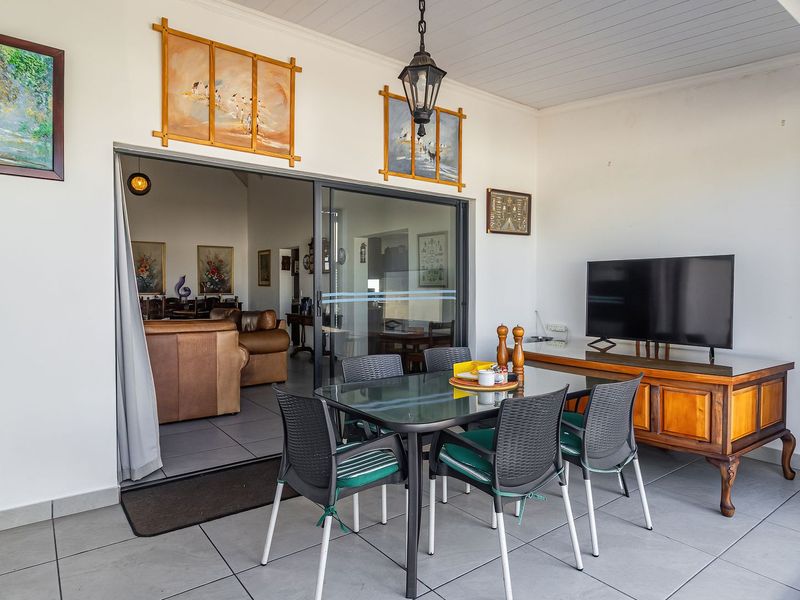 Most buyers think they have to choose between a beach lifestyle and enough garage space for their boat, caravan, and tools. - Photo 4