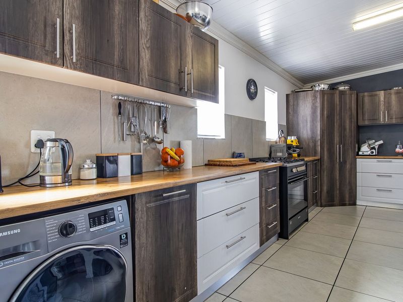 Most buyers think they have to choose between a beach lifestyle and enough garage space for their boat, caravan, and tools. - Photo 3