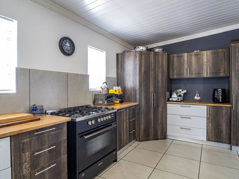 Most buyers think they have to choose between a beach lifestyle and enough garage space for their boat, caravan, and tools. - Photo 10