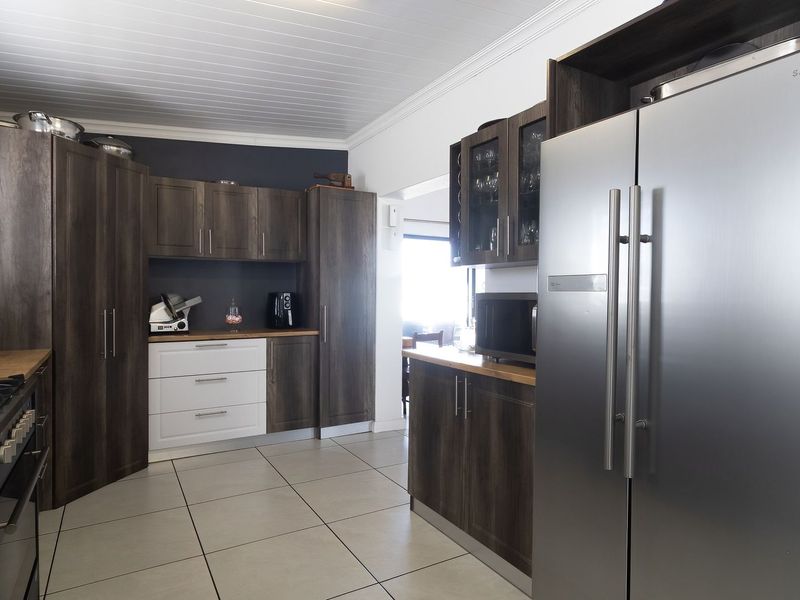 Most buyers think they have to choose between a beach lifestyle and enough garage space for their boat, caravan, and tools. - Photo 9