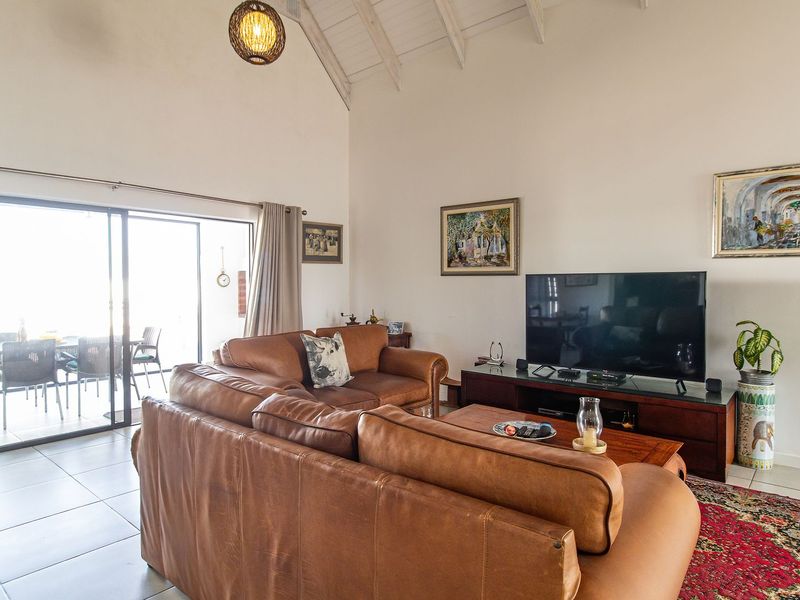 Most buyers think they have to choose between a beach lifestyle and enough garage space for their boat, caravan, and tools. - Photo 6