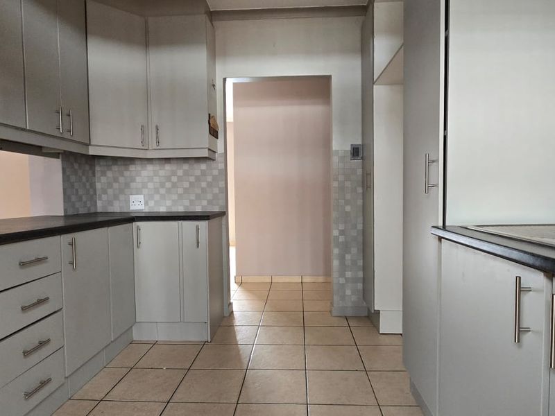 Very Spacious upgraded property. - Photo 4