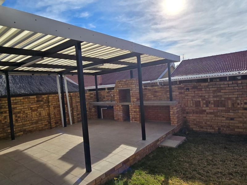 Very Spacious upgraded property. - Photo 3