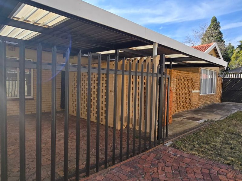 Very Spacious upgraded property. - Photo 1