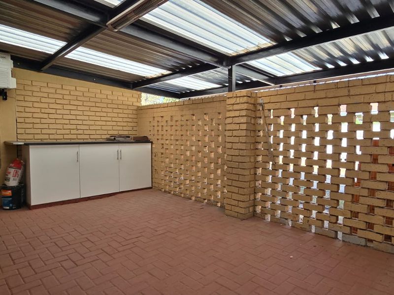 Very Spacious upgraded property. - Photo 2