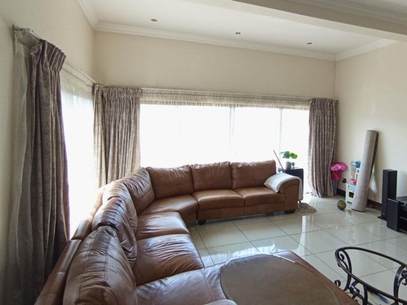 Spacious 4-Bedroom Family Home – Standard Bank EasySell - Photo 3