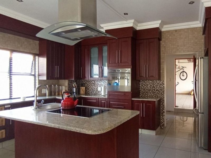 Spacious 4-Bedroom Family Home – Standard Bank EasySell - Photo 2