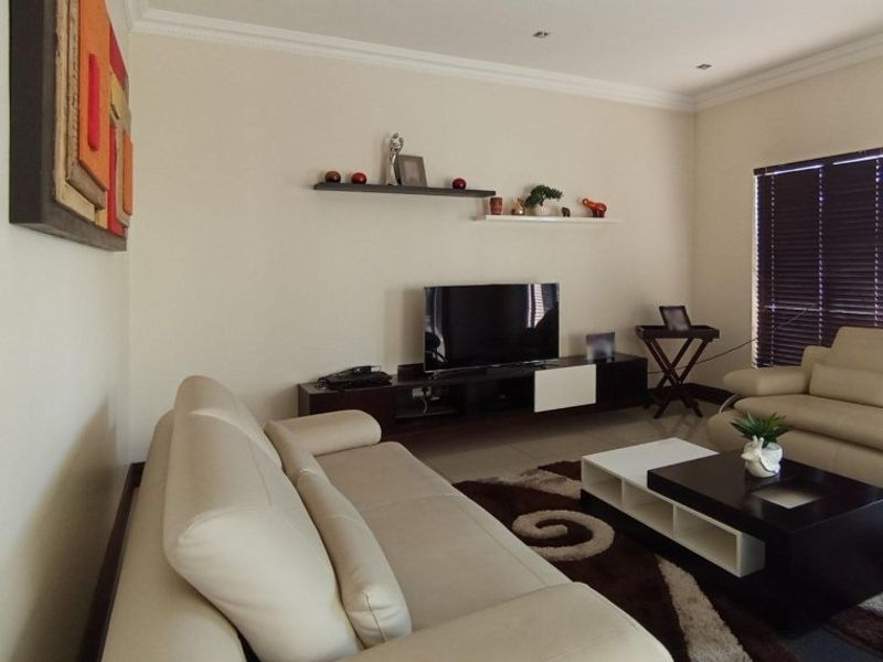 Spacious 4-Bedroom Family Home – Standard Bank EasySell - Photo 5