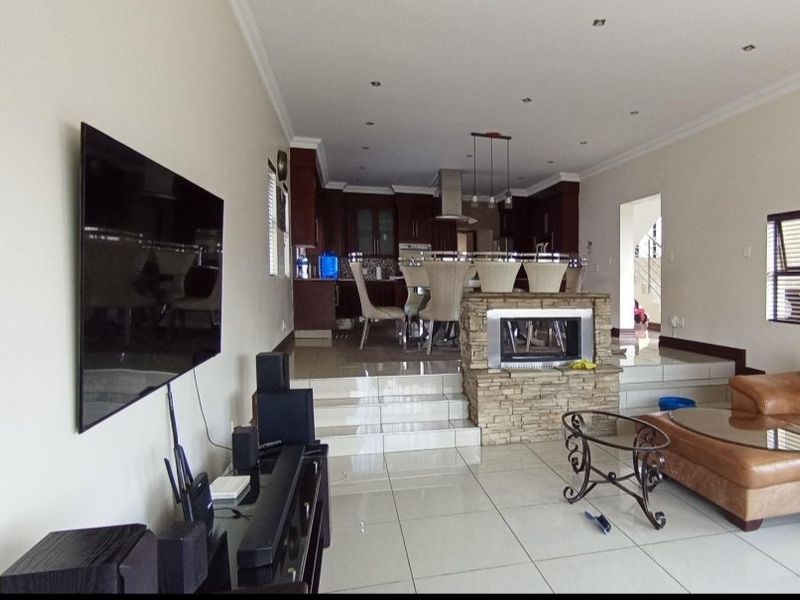 Spacious 4-Bedroom Family Home – Standard Bank EasySell - Photo 4