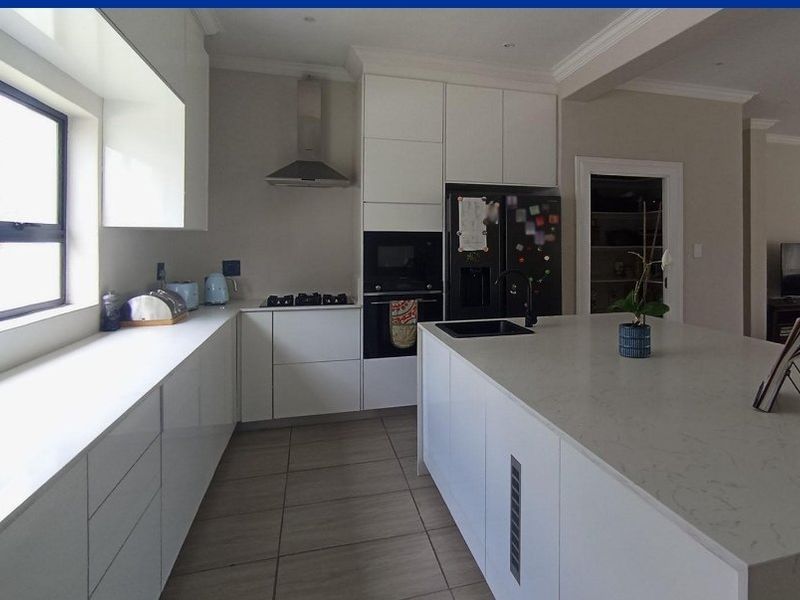 Elegant 4-Bedroom Home in Blue Valley Golf Estate - Photo 4