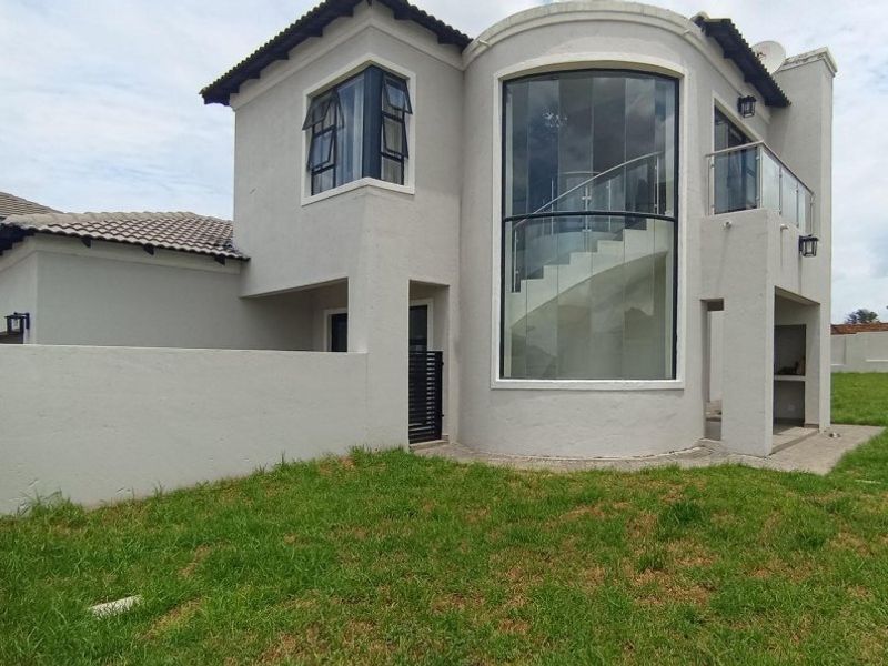 Elegant 4-Bedroom Home in Blue Valley Golf Estate - Photo 1