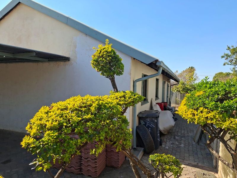 3 bedroom house with ensuite in danville elandspoort - Photo 2