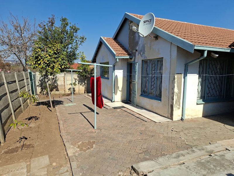 3 bedroom house with ensuite in danville elandspoort - Photo 4