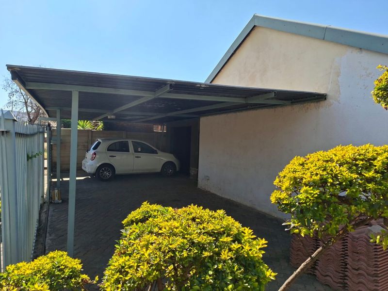 3 bedroom house with ensuite in danville elandspoort - Photo 1