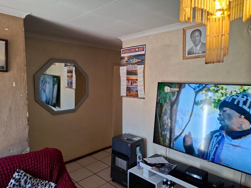 3 bedroom house with ensuite in danville elandspoort - Photo 8