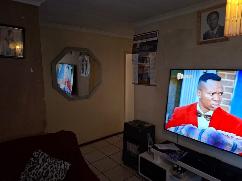 3 bedroom house with ensuite in danville elandspoort - Photo 7