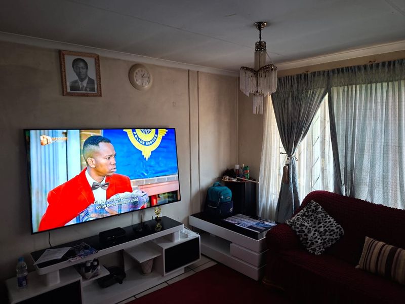 3 bedroom house with ensuite in danville elandspoort - Photo 6