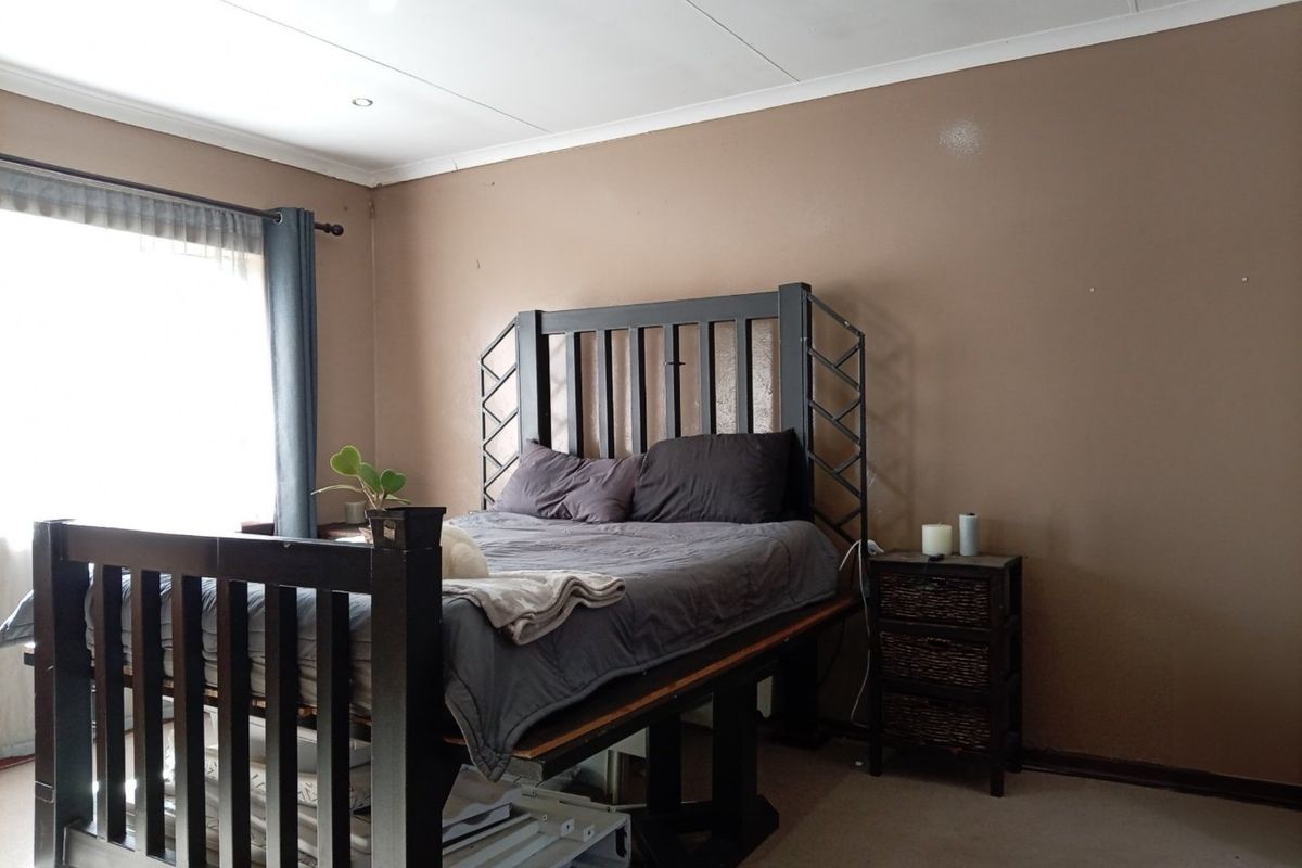 A standard bedroom featuring carpeted flooring, recessed downlighting, and coved ceiling details, providing a functional space ready for cosmetic updates.