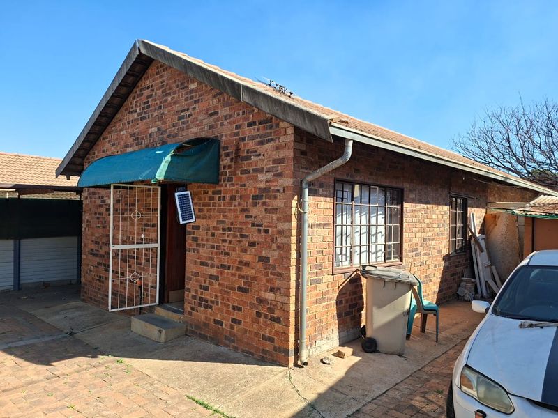 2 bedroom house in danville elandspoort - Photo 2