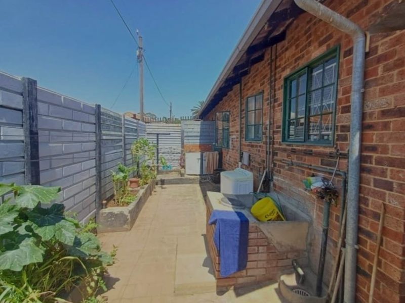 2 bedroom house in elandspoort danville - Photo 2