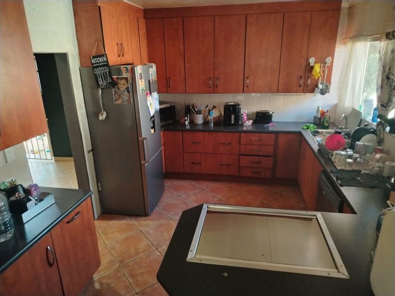 Spacious Family Home on a Massive Erf – Endless Potential which can be used as 5 Bedroom Home - Photo 4