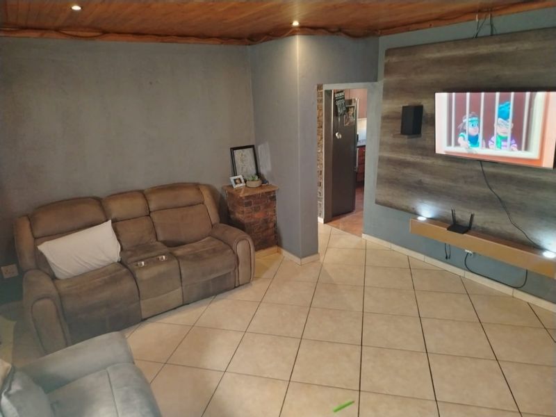 Spacious Family Home on a Massive Erf – Endless Potential which can be used as 5 Bedroom Home - Photo 3