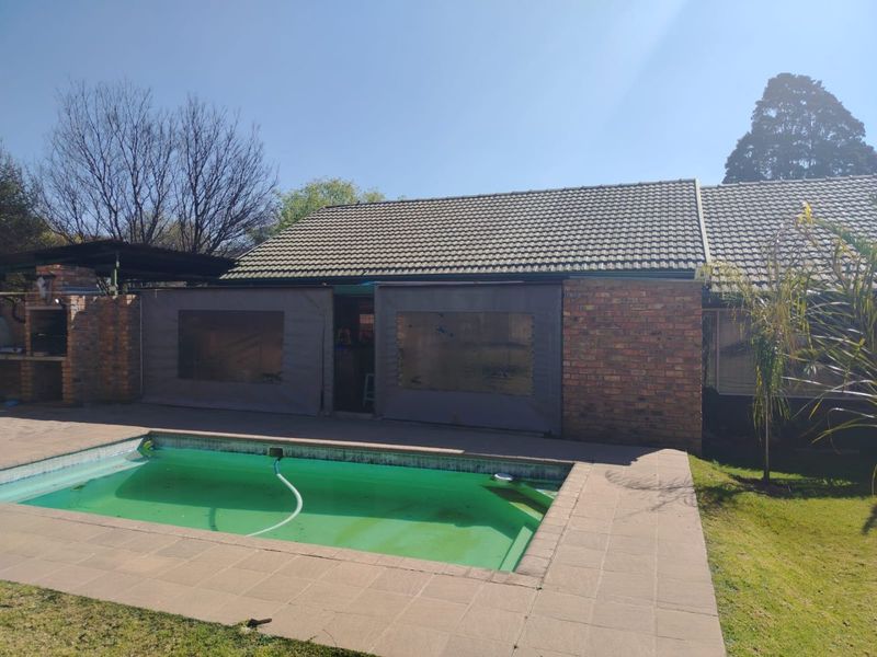 Spacious Family Home on a Massive Erf – Endless Potential which can be used as 5 Bedroom Home - Photo 1