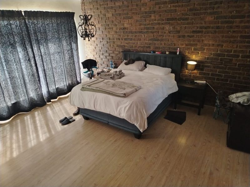 Spacious Family Home on a Massive Erf – Endless Potential which can be used as 5 Bedroom Home - Photo 10