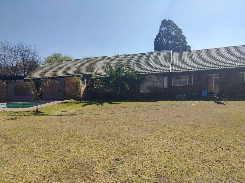 Spacious Family Home on a Massive Erf – Endless Potential which can be used as 5 Bedroom Home - Photo 2