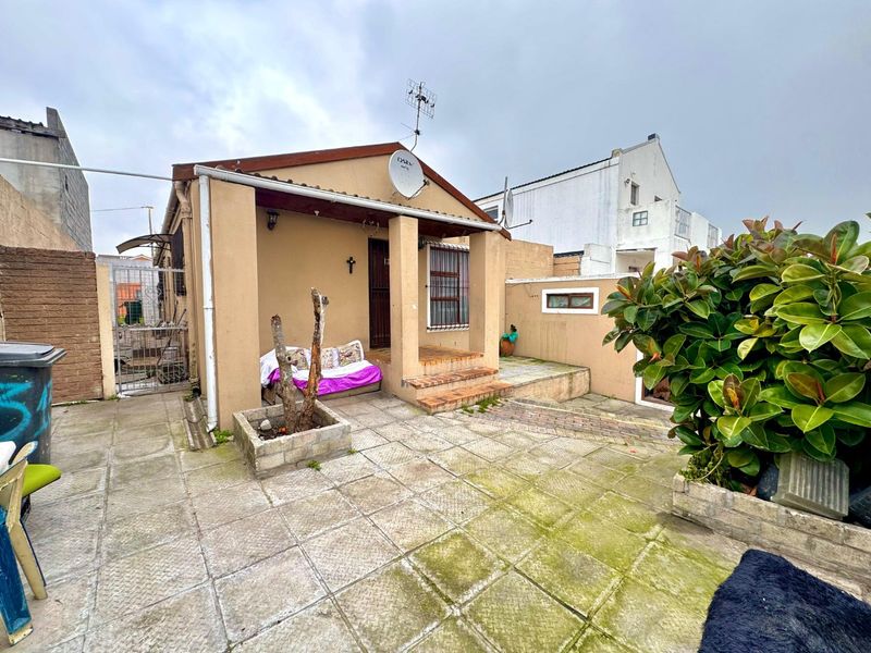 Three bedroom, freestanding house for sale in Alpine Park - Photo 4