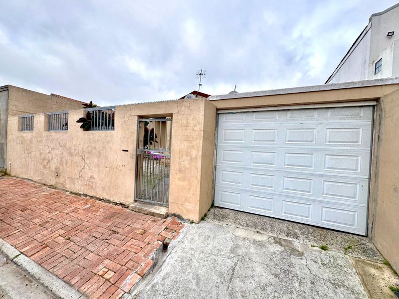 Three bedroom, freestanding house for sale in Alpine Park - Photo 5