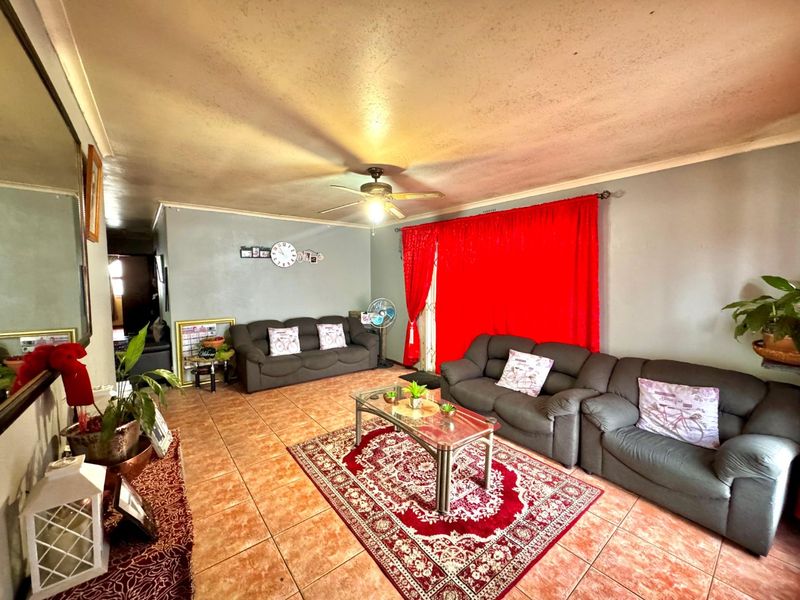 Three bedroom, freestanding house for sale in Alpine Park - Photo 1
