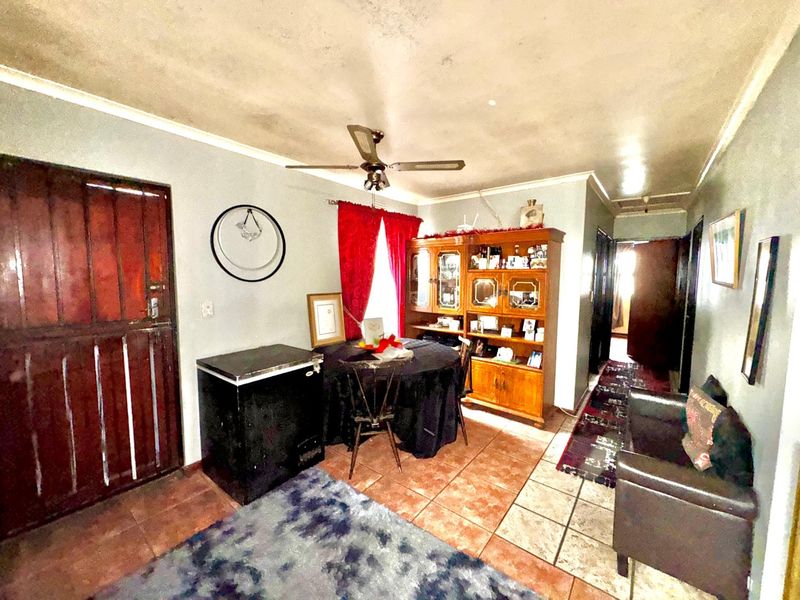 Three bedroom, freestanding house for sale in Alpine Park - Photo 8