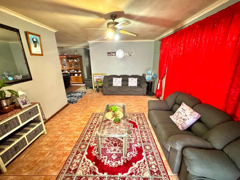 Three bedroom, freestanding house for sale in Alpine Park - Photo 7