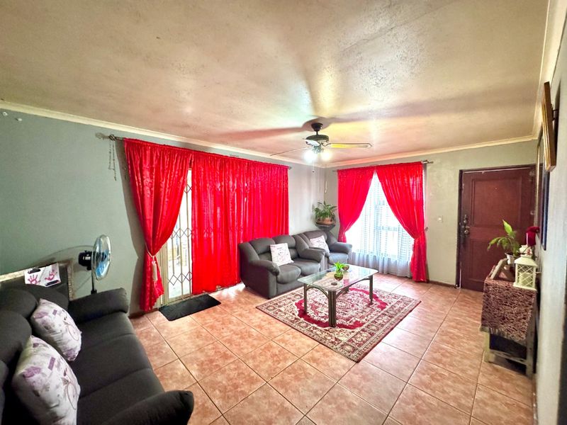 Three bedroom, freestanding house for sale in Alpine Park - Photo 6