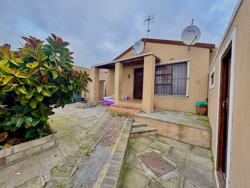 Three bedroom, freestanding house for sale in Alpine Park - Photo 3
