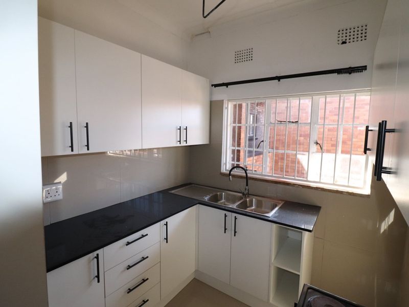 Stylish Upgraded 1 Bedroom Flat – Move-In Ready! - Photo 3