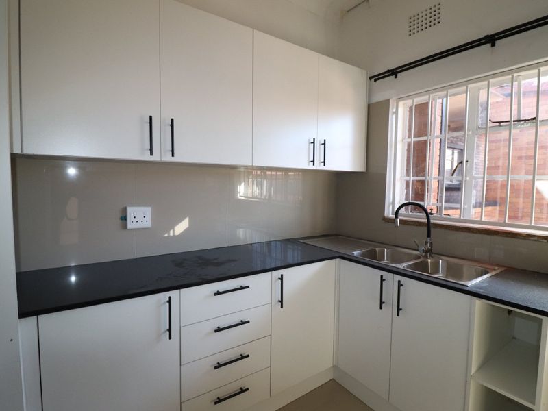 Stylish Upgraded 1 Bedroom Flat – Move-In Ready! - Photo 6