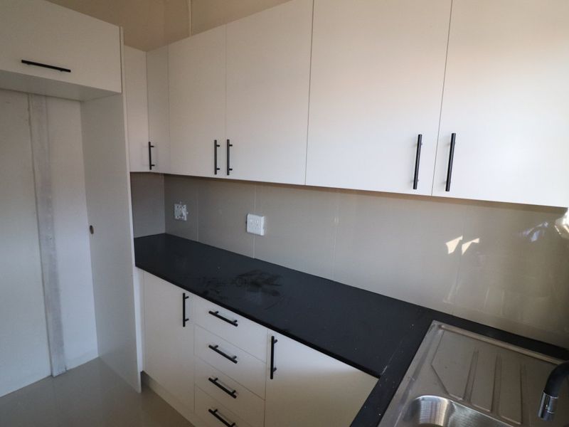 Stylish Upgraded 1 Bedroom Flat – Move-In Ready! - Photo 2