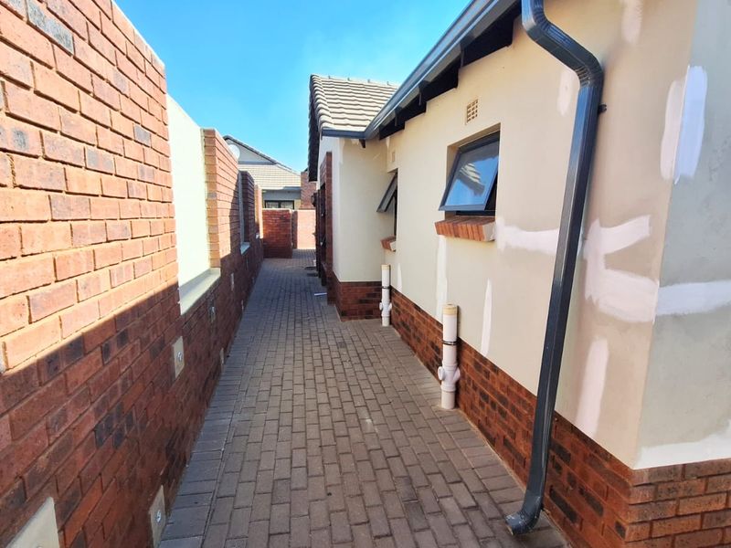 Charming 3-Bedroom Family Home for Sale in Riverside, Amberfield Valley, Rooihuiskraal - Photo 10
