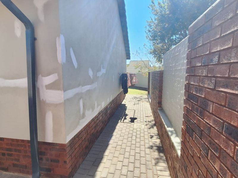 Charming 3-Bedroom Family Home for Sale in Riverside, Amberfield Valley, Rooihuiskraal - Photo 9