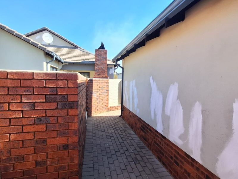 Charming 3-Bedroom Family Home for Sale in Riverside, Amberfield Valley, Rooihuiskraal - Photo 8