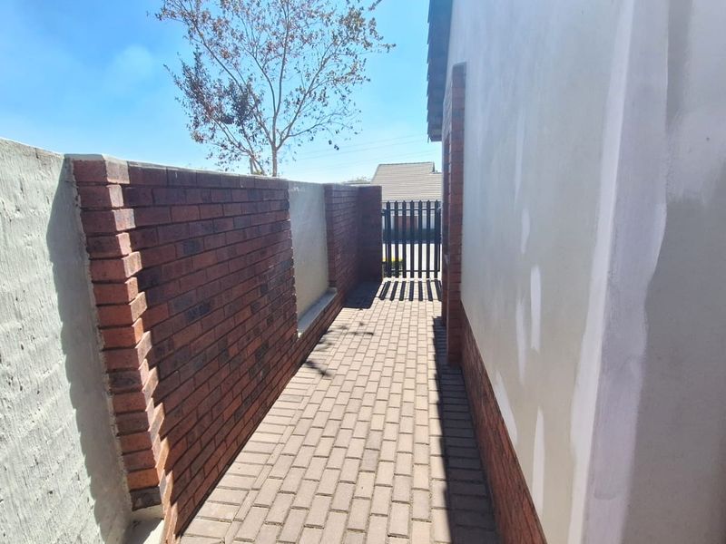 Charming 3-Bedroom Family Home for Sale in Riverside, Amberfield Valley, Rooihuiskraal - Photo 7