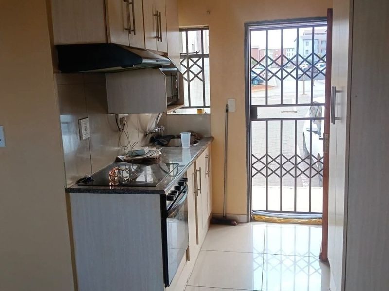 GORGEOUS 2  BEDROOM APARTMENT ON THE GROUND FLOOR - Photo 3