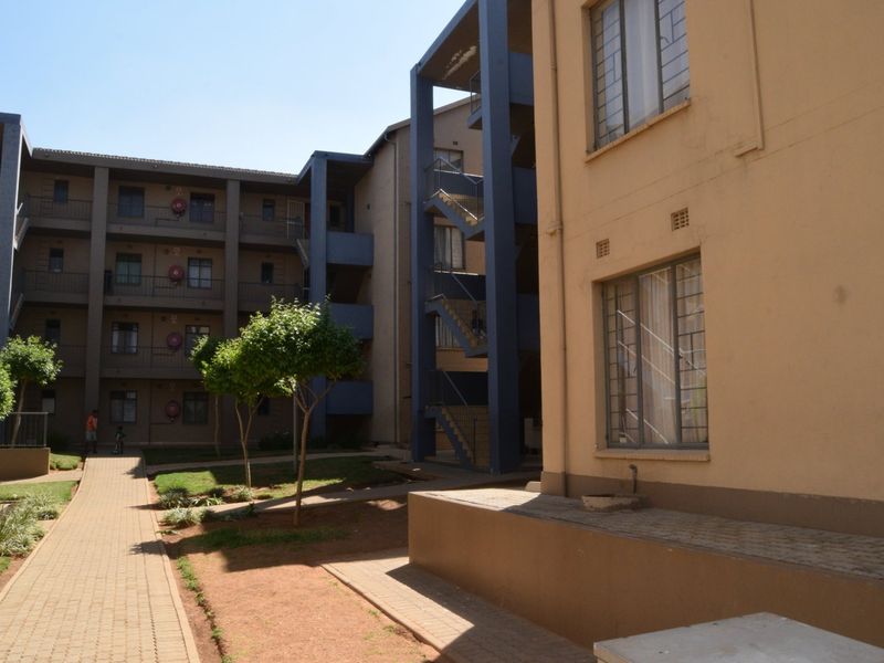 Bright 2 bed retreat in Jabulani, Soweto - Photo 3